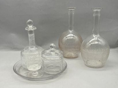 Lot comprenant :
- Un verre de nuit de 4...