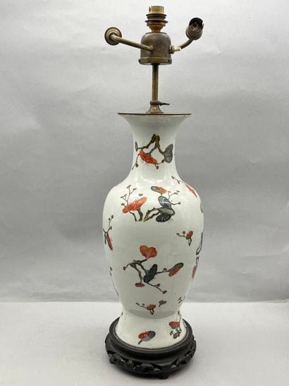 Vase en porcelaine à décor de champignons...