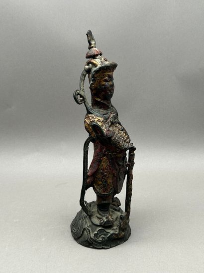 Statue en bronze laqué or et rouge figurant...