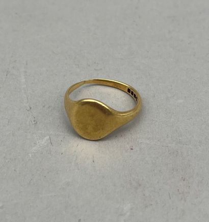 Bague chevalière en or 18 K (750 °/°°). Table...