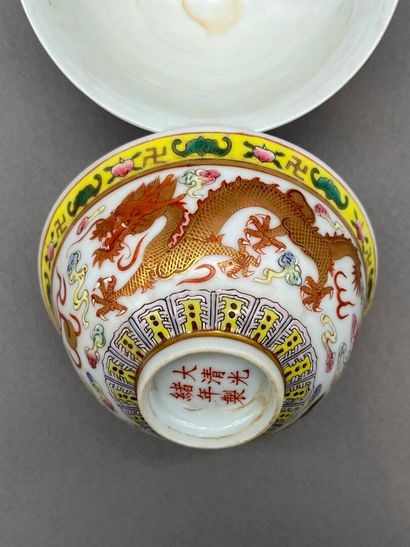 Réunion de deux bols en porcelaine à décor...