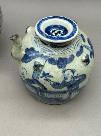 Reunion of a vase and a teapot in porcelain...