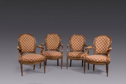 Suite de quatre fauteuils droits 