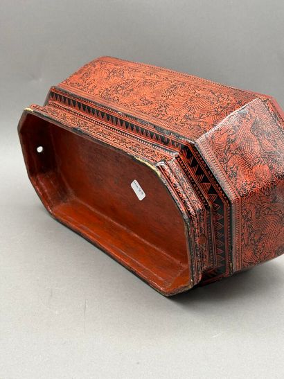 Set comprising: 
- Red and black lacquer...