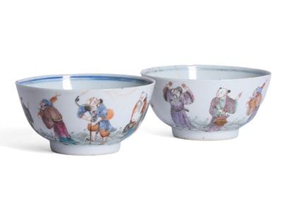 Paire de bols en porcelaine de la Famille...