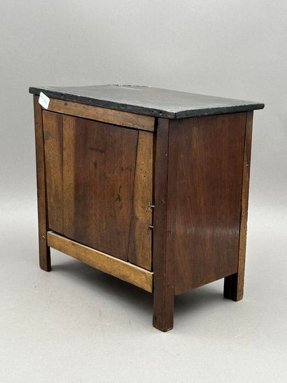 Petite commode miniature dite 