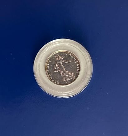 Lot comprenant : 
- Une pièce de 50 centimes...