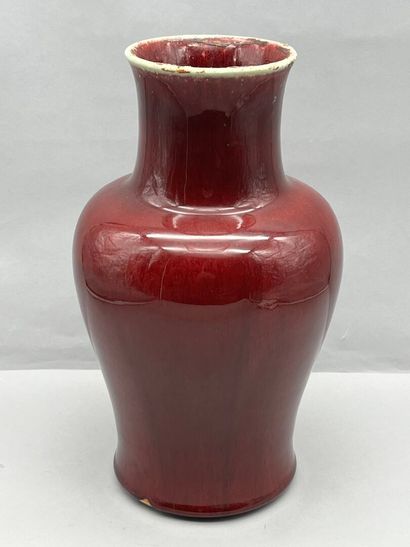 Vase en porcelaine rouge sang de boeuf, l'épaulement...