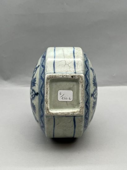 Vase gourde en porcelaine bleu blanc, la...