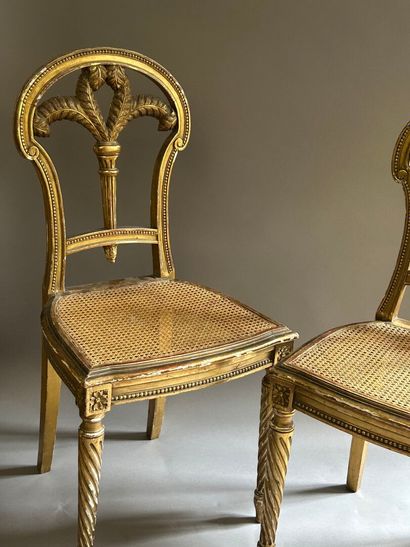 Paire de chaises en bois mouluré, stuqué...