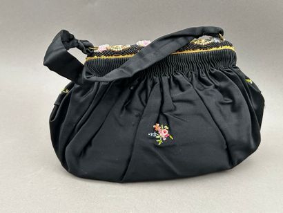 Lot comprenant: 
- Sac du soir brodé, vers...