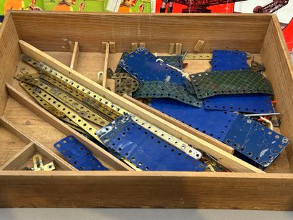 MECCANO, Paris. 
Partie de jeu de construction...