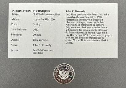 Lot comprenant : 
- Une pièce de 50 centimes...