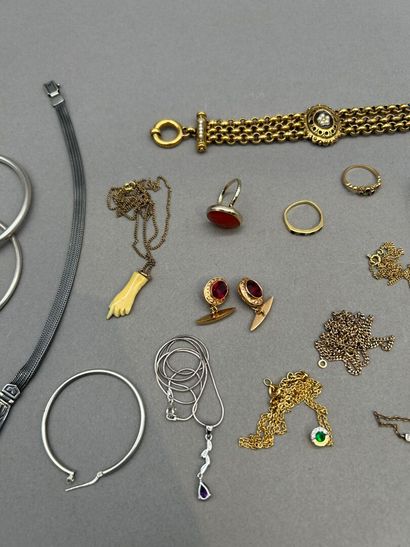 Lot comprenant :
- Ensemble de bijoux en...