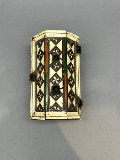 Lot comprenant: 
- Vase balustre en verre...