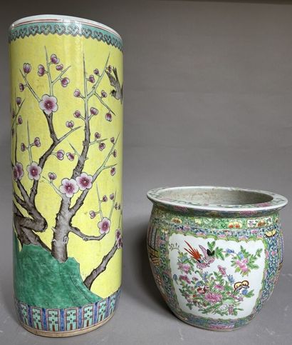 3 tabourets en porcelaine. Hauteur: 47,5...