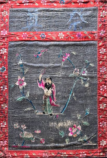 Lot comprenant: 
- Une broderie rectangulaire...