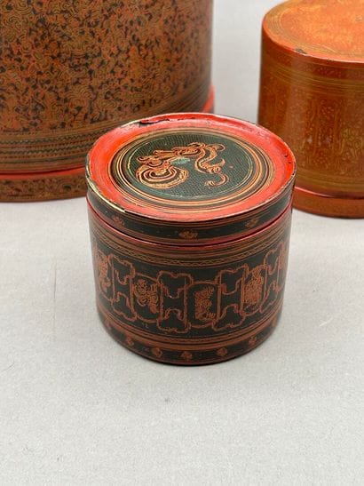 Set comprising: 
- Red and black lacquer...