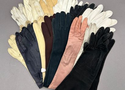 Lot de 28 paires de gants de dame en cuir,...
