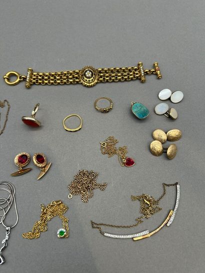 Lot comprenant :
- Ensemble de bijoux en...