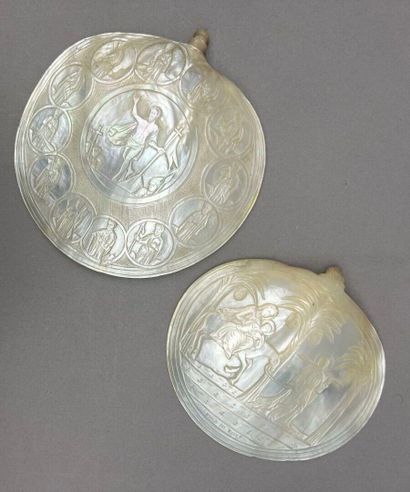 Lot comprenant: 
Lot de 2 nacres sculptées...