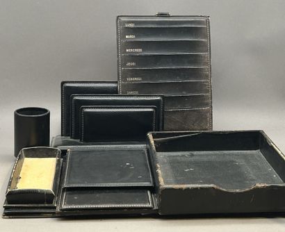 Nécessaire de bureau en cuir composé de 8...