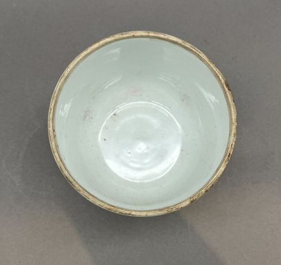 Haut bol circulaire sur talon en porcelaine...