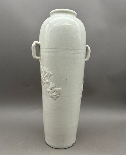 Grand vase en porcelaine blanc de Chine dite...