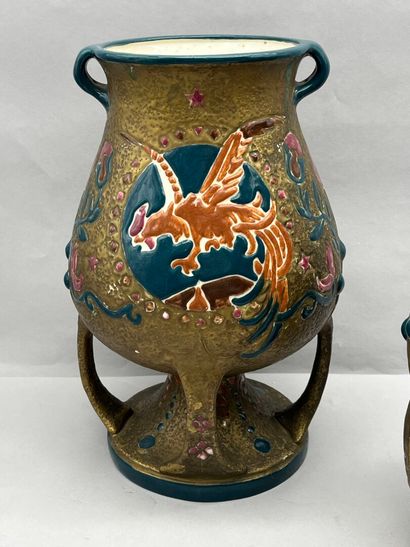Paire de vases amphores à fond plat et à...