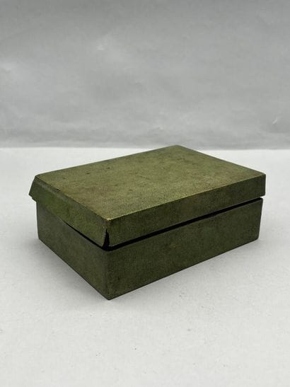 Petite boîte couverte quadrangulaire en bois...