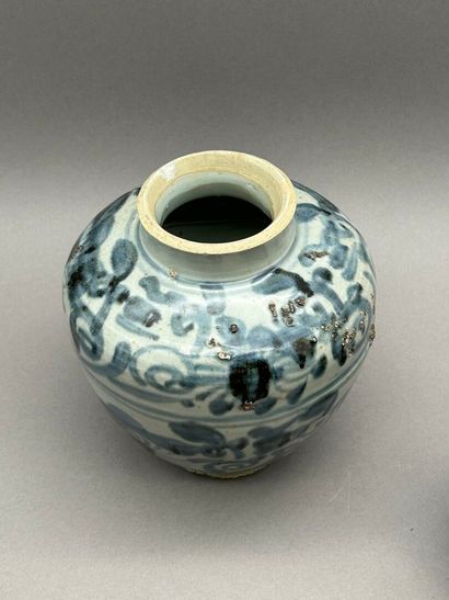 Reunion of a vase and a teapot in porcelain...