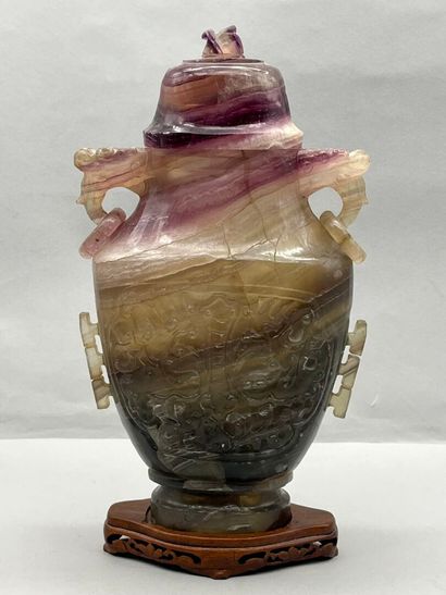 CHINE, XXe siècle.
Vase couvert en quartz...