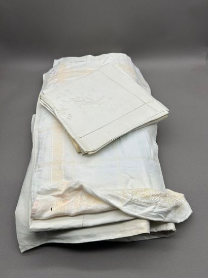 Lot comprenant: 
- Réunion de quatre draps...