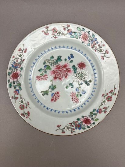 Lot comprenant: 
- Ravier en porcelaine de...