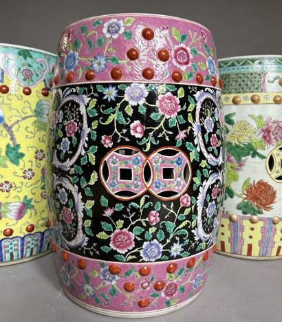 3 tabourets en porcelaine. Hauteur: 47,5...