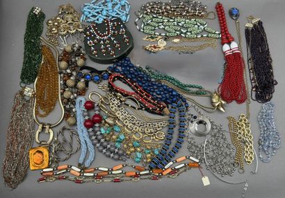 Lot d'une vingtaine de colliers et sautoirs...