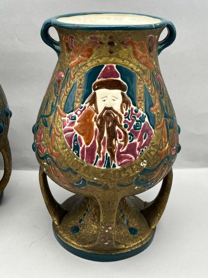 Paire de vases amphores à fond plat et à...