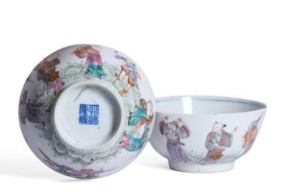 Paire de bols en porcelaine de la Famille...