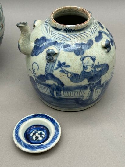 Reunion of a vase and a teapot in porcelain...
