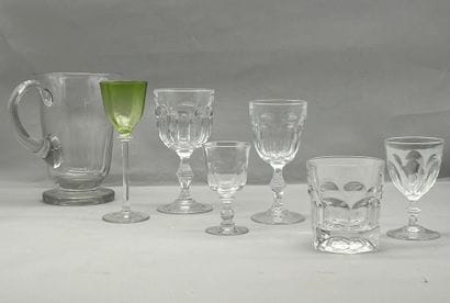 Lot comprenant :
- Un verre de nuit de 4...