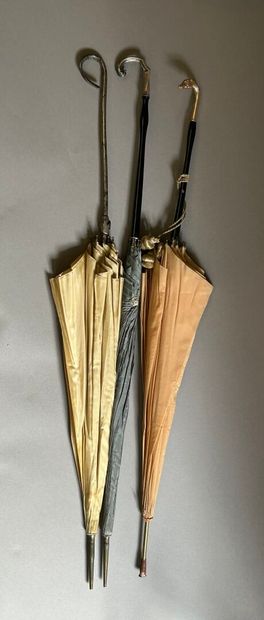 Lot comprenant trois ombrelles, deux en tissu...