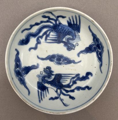 Lot including: 
- Three blue-white porcelain...