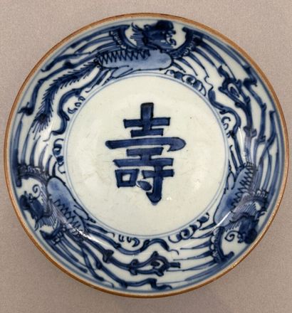 Lot including: 
- Three blue-white porcelain...
