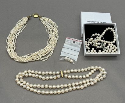 Lot comprenant :
- Collier en perles double...