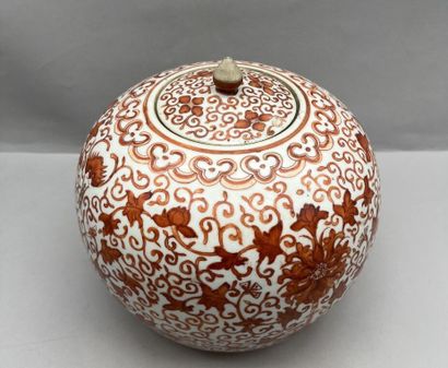 Partie de service en porcelaine à décor émaillé...
