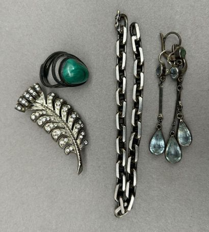 Lot de petits bijoux en argent comprenant...