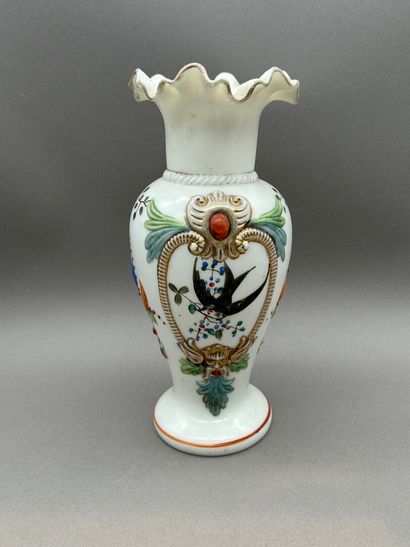 Lot comprenant: 
- Vase balustre en verre...