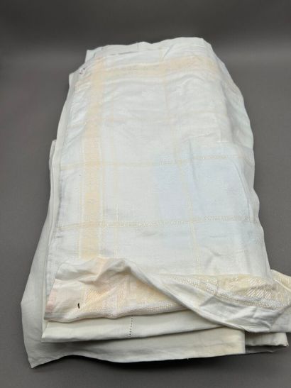 Lot comprenant: 
- Réunion de quatre draps...