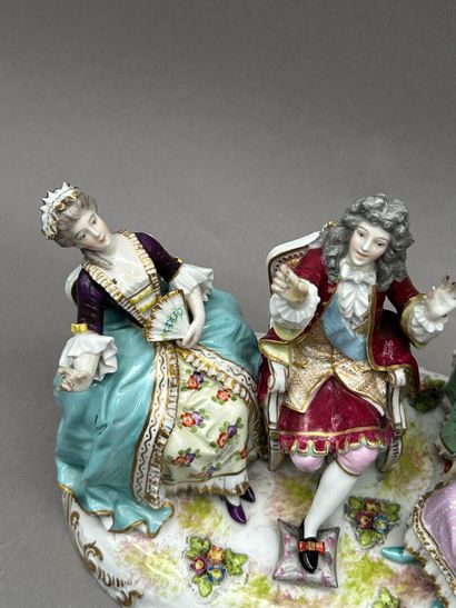 PARIS
Groupe en porcelaine polychrome et...