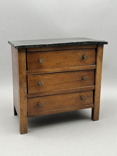Petite commode miniature dite 